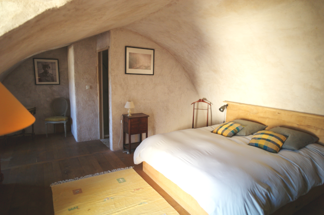 La chambre jaune du gîte du Bétonès