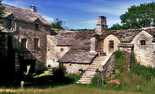 Le jardin et la façade du gîte du Bétonès