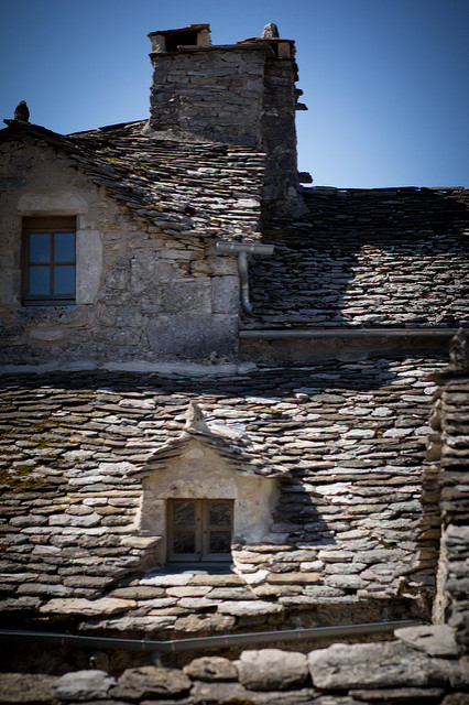 Détail de la toiture en lauzes du gîte du Bétonès